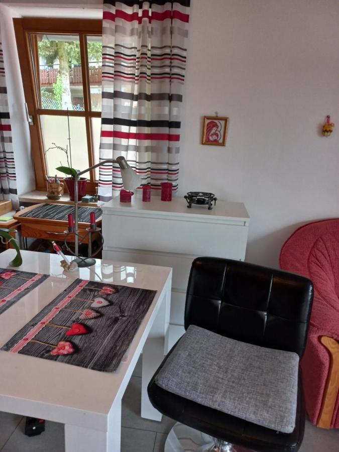 Apartment Weiss-rot-schwarz *