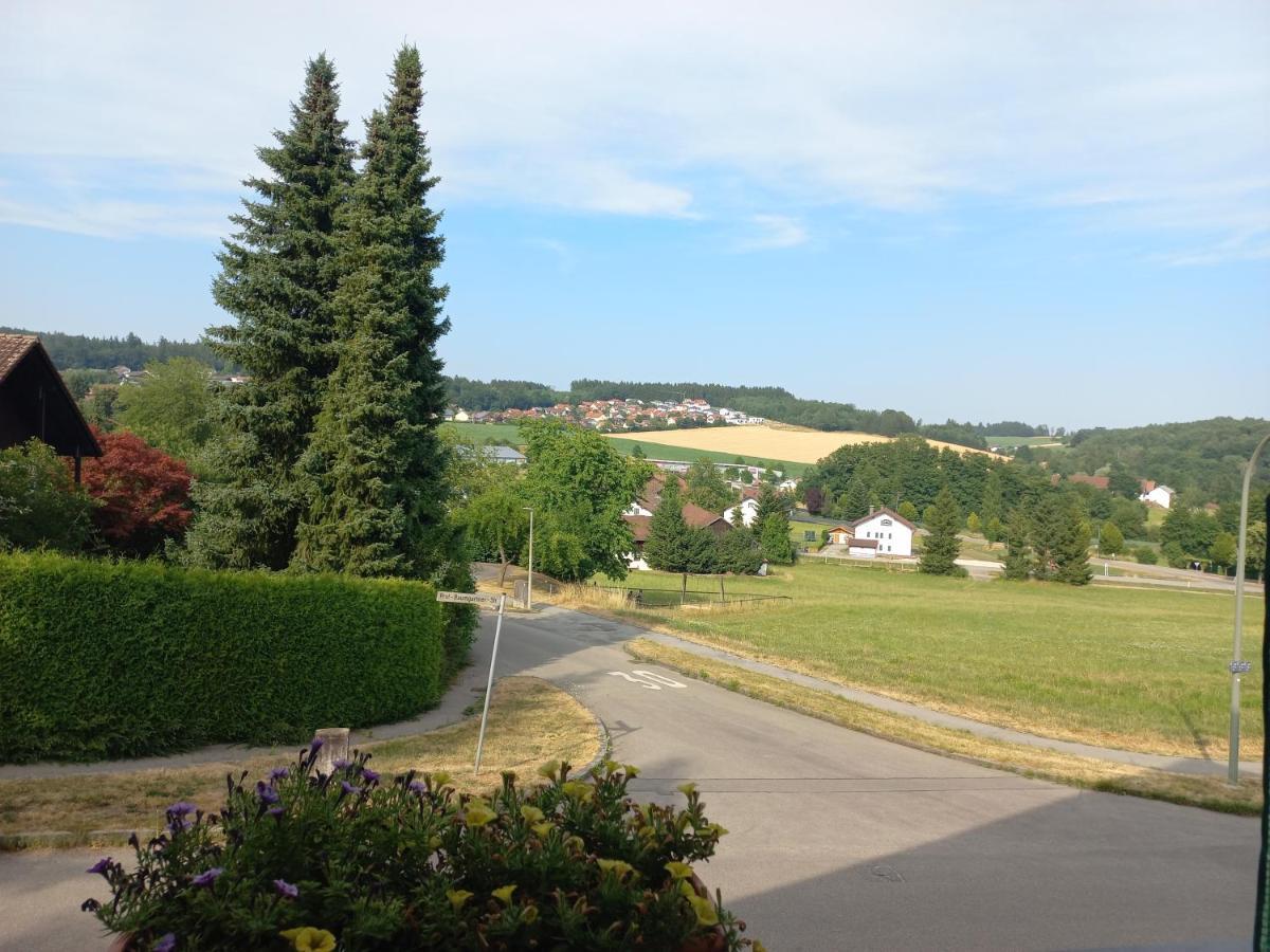 Weiss-rot-schwarz Apartment Bad Griesbach (Bavaria)